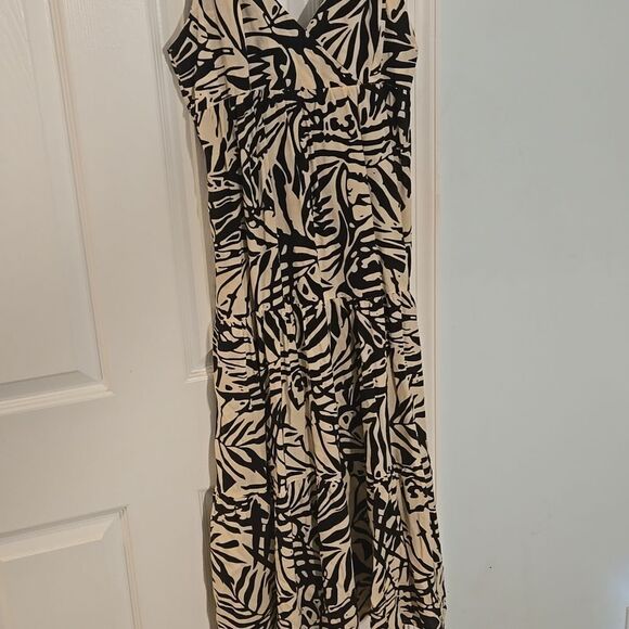 Stylish Black and Cream Women's Dress patrons of peace size medium - Picture 2 of 5
